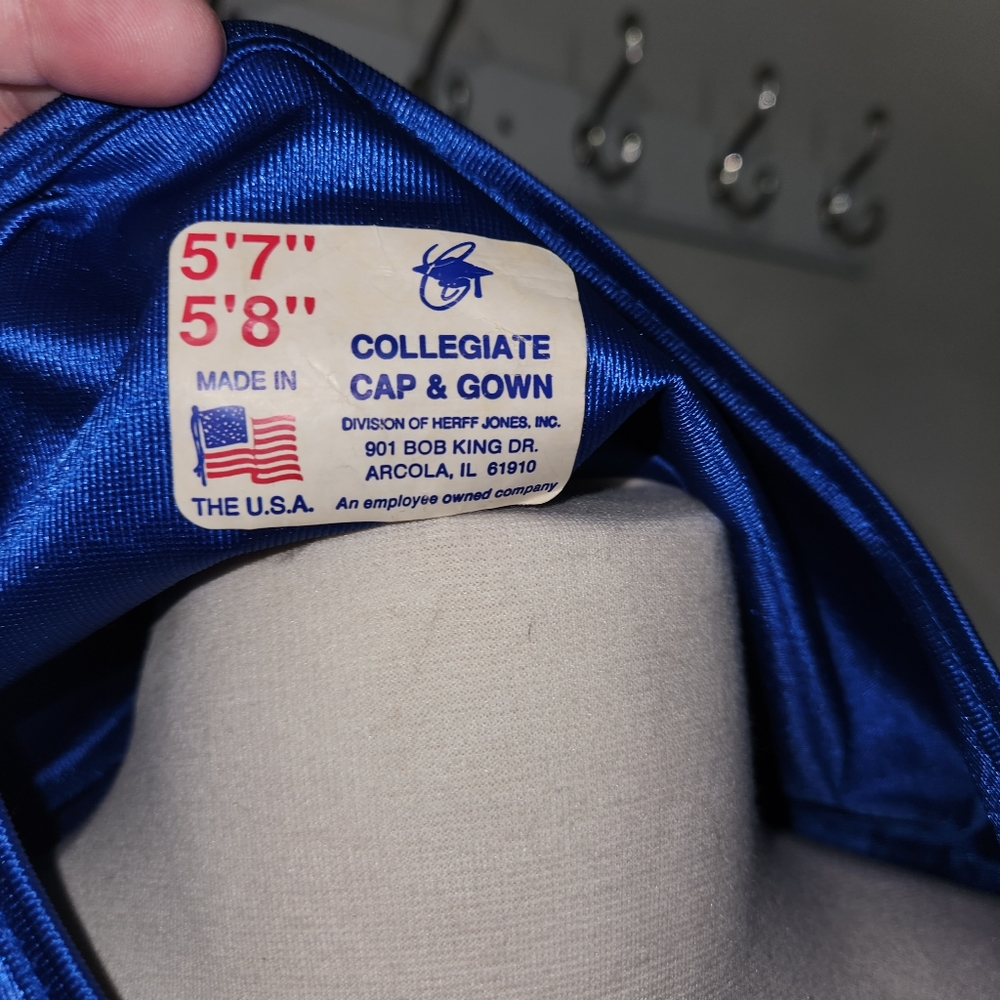 Graduation robe - Picture 2 of 2